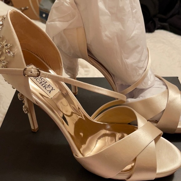 NWT BADGLEY MISCHKA CREAM SPECIAL OCCASION PUMPS​​